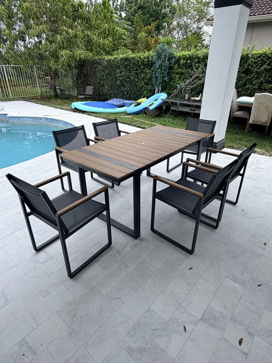 Outdoor furniture assembly